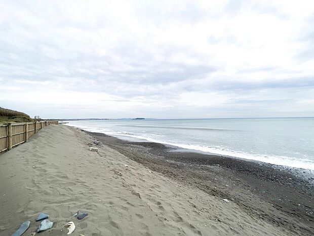 砂浜が広く、比較的波が穏やかなため、ファミリー層に人気の海岸です。夏には海水浴客で賑わい、サーフィンやSUPなどのマリンスポーツも盛んです。