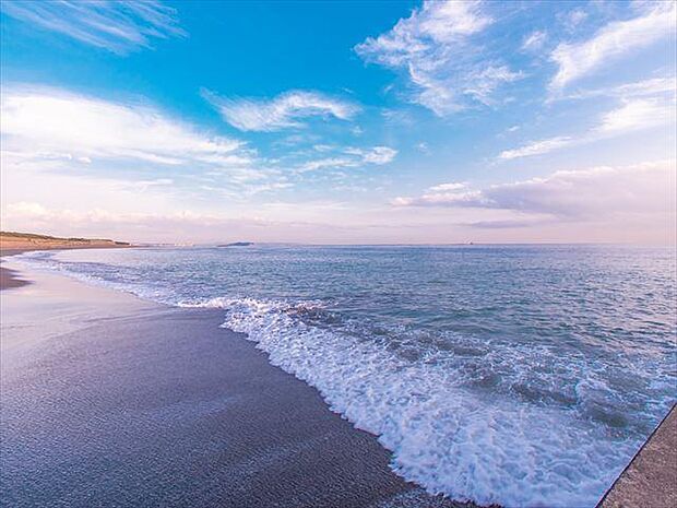 相模湾に面している美しい海水浴場。サザンオールスターズの名に由来するシンボル「サザンC」が有名で、夏には多くの観光客やサーファーが訪れます。