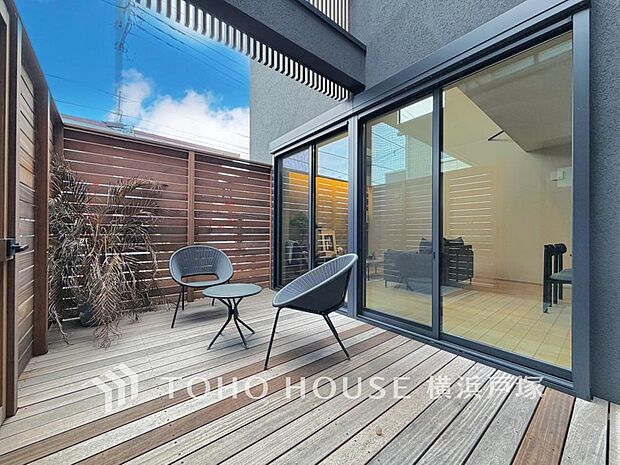 ウッドデッキでまるでカフェのようにおしゃれなお庭。家族の笑顔でいっぱいになる優しい空間。