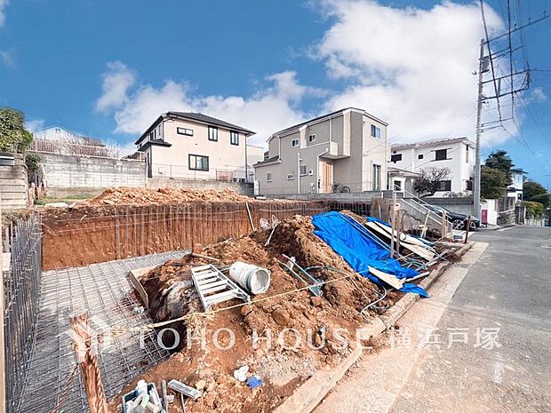 表現される空間は豊かな光と風を纏い、暮らしの時間を豊かにしてくれます。デザインされた空間と競い合うかのような充実した建物設備も家族の時間を彩ってくれることでしょう。(2026年3月撮影)