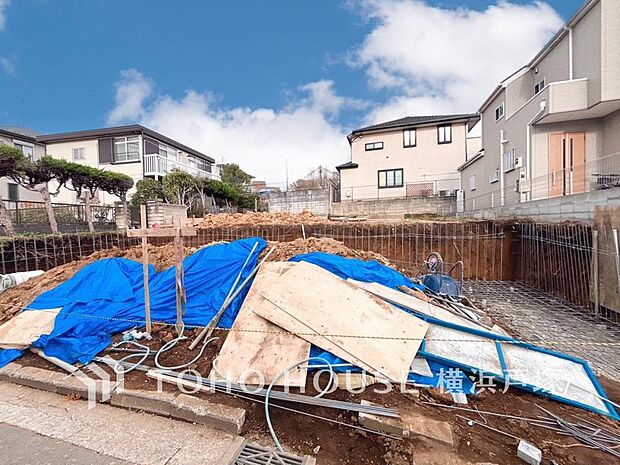 爽やかな青空の下に贅沢なほどに降り注ぐ陽光、豊かな居住性と、クオリティが見事に調和した住空間は、住まうことの喜びを感じさせてくれることでしょう。(2026年3月撮影)