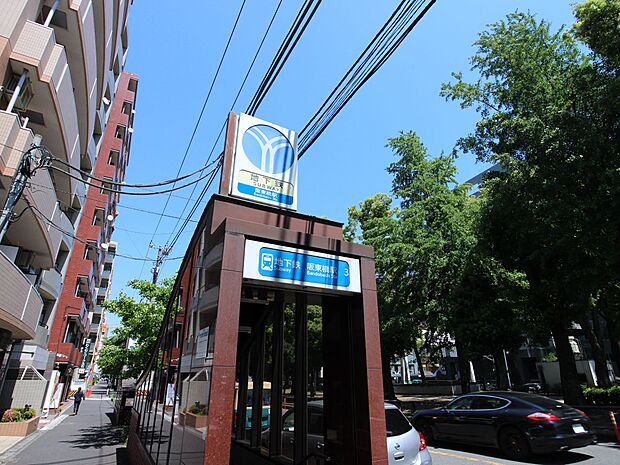 横浜市営地下鉄ブルーライン「阪東橋」駅(1300m)横浜駅までは約9分。大通り公園の西端にあります。駅近くには活気のあるよこはまばし商店街があります。