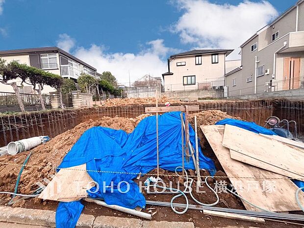 落ち着いた街並みに調和する美しい敷地。理想の住まいをカタチにできる、ゆとりある空間をご提案します。(2026年3月撮影)