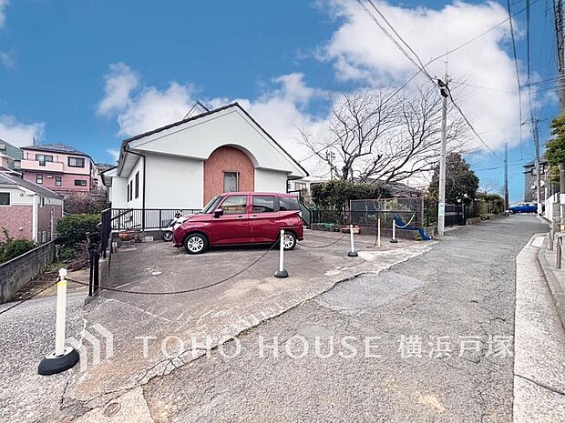 「Frontal road」周辺に建ち並ぶ邸宅も、それぞれに個性がありながらも全体的に瀟洒な雰囲気を醸し出している邸宅街の一角。(2026年3月撮影)