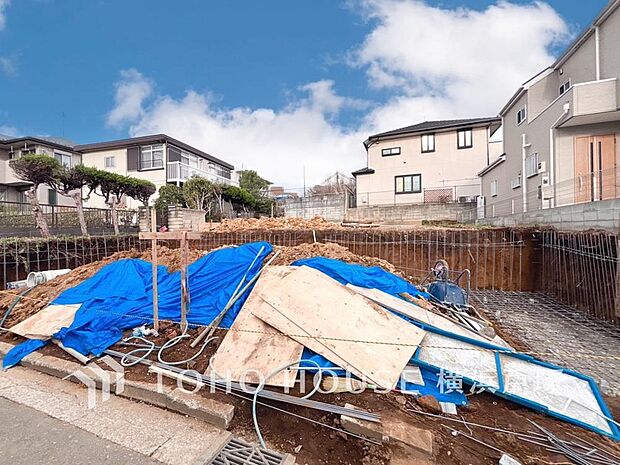 閑静な住宅街の陽当りに恵まれた土地。たくさんの想いが美しいカタチに彩られた時、そこにはひと時のくつろぎが生まれ、ゆっくりと愛着が育まれていきます。(2026年3月撮影)