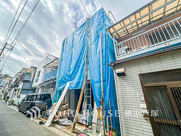 【Appearance】堂々たる趣ながら、主張し過ぎずどこか余裕を感じさせるシャープなフォルムで佇む邸宅は、晴天の空と照らし合わせる事で、本来あるべき完成形の姿を見せてくれます。(2026年3月撮影)