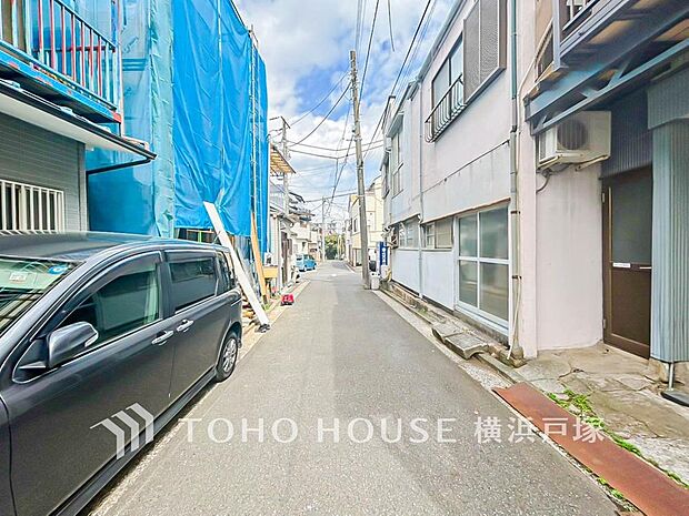 【Frontal road】周辺に建ち並ぶ邸宅も、それぞれに個性がありながらも全体的に瀟洒な雰囲気を醸し出している邸宅街の一角。