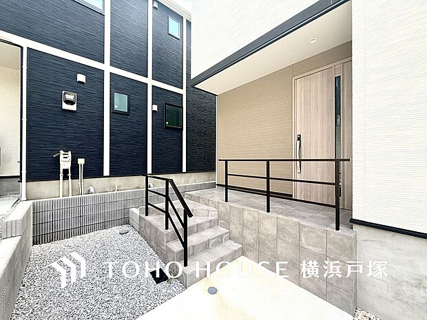 【Entrance】居住者の帰り、訪れる方を優しく迎え、安らぎに満ちた生活空間を予感させる。健やかな暮らしを楽しめそう。