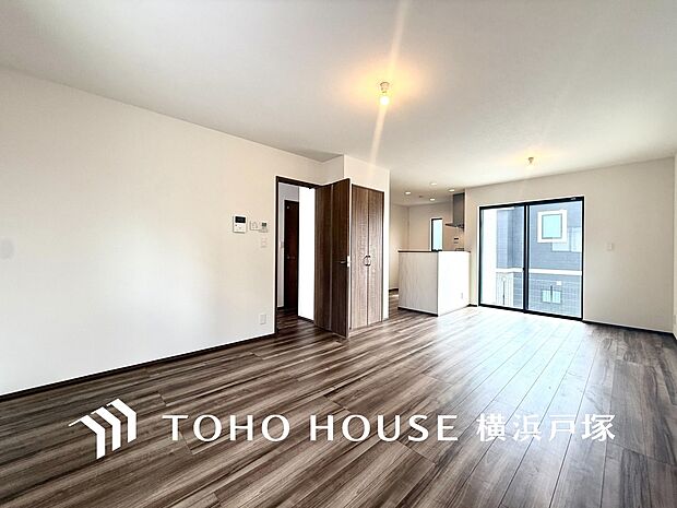 【Living room】ここにはみんなが集い、食事と楽しい会話が始まる。話に夢中になりすぎて、ついつい時を忘れてしまう。そんな束の間の幸せを感じさせてくれる場所。