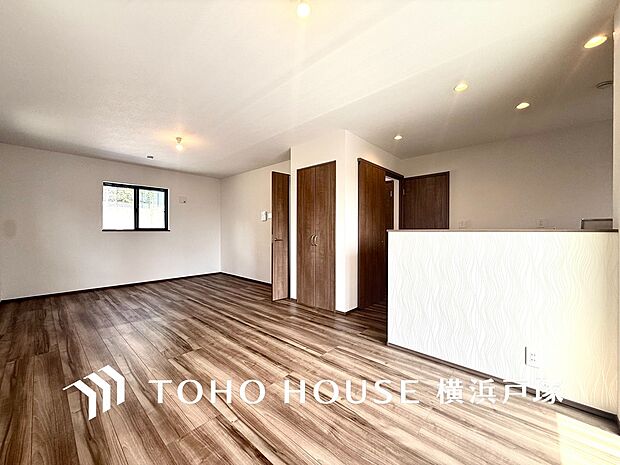 【Living room】一日の中で多くの時間を過すことになる住まいだからこそ、いつも穏やかな空間であるように心掛けています。構成する建材などへの配慮が、住まう方の健康を守ります。