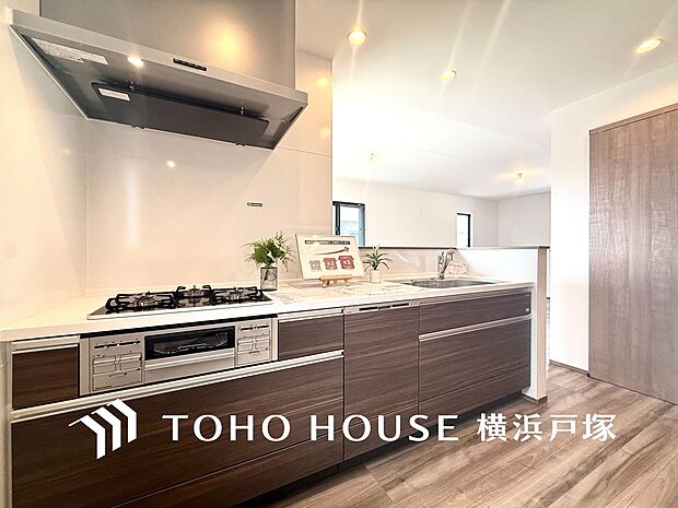 【Kitchen】手元の収納から、足元の収納までが全てスライド式で、奥のスペースまで有効に活用できます。奥まで上から見渡せるので、たまにしか使わない調理器具もサッと取出せます。