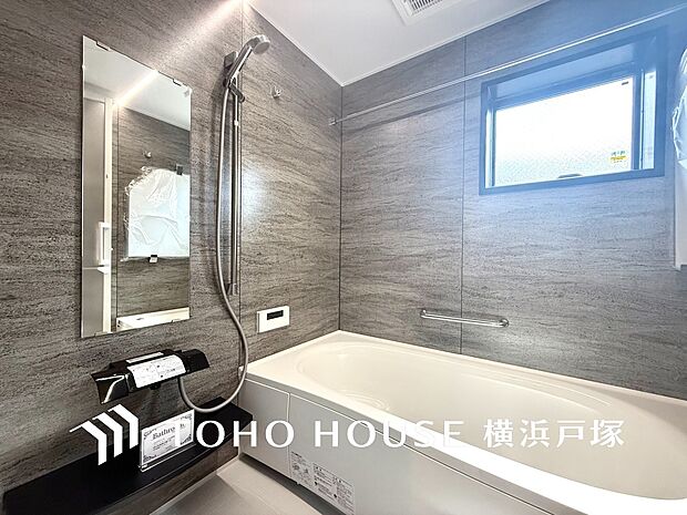 【Bathroom】掃除のしやすさ・収納の便利さなど、おふろを使う人、お手入れする人、みんなにとっての「しあわせ性能」を追求したバスルームを採用いたしました。