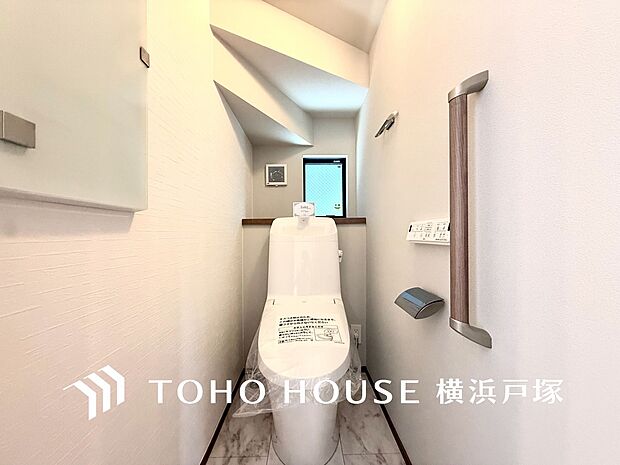 【Toilet】いつまでも清潔な空間であって頂けますように、汚れをふき取り易いフロアと壁紙をチョイス致しました。