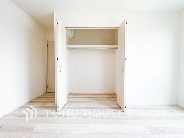 【Storage】“住み心地”とは何なのか。そのための一手間一工夫を惜しみません。街並みや周辺の環境に呼応しながら、美しく、そして毎日の暮らしを考慮した機能性の高い住まい。(写真2号棟)