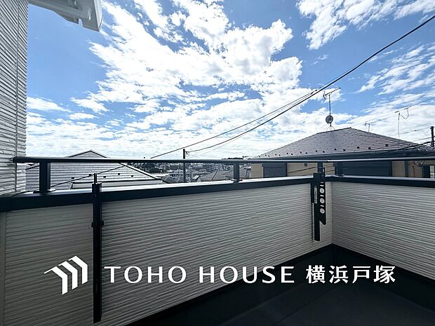 【Balcony】太陽に愛された邸は、陽当り・通風に優れた魅力的で快適さを追求した邸宅でした。ここに住むからこそ意味がある。そんな特別感に浸りながら、毎日をお過ごしして欲しいです 。