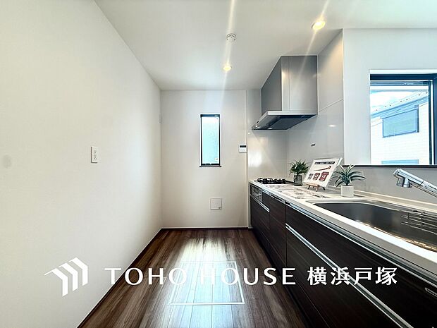 【Kitchen】ご家族みんなで調理ができる位のスペースを実現したキッチン空間となっております。みんなで作った料理を召し上がりながらの会話は、どのような物になるのでしょうか。