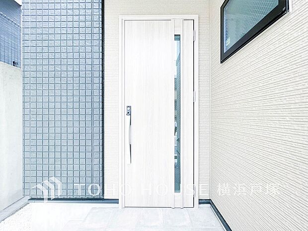 【Entrance】清潔感溢れる玄関がお出迎えする本邸宅の物語は、ここから始まる日常を期待させます。この場所には「希望」と「優越」で包み込んでくれる「特別」な空間があります。