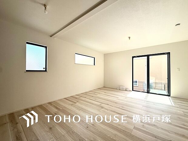 【Living room】家族と過ごすひと時を溢れる光が優しく包み込むリビングダイニング。家族とともに、心穏やかに過ごすひととき。家族との時間、自分の時間を大切にできる空間がここにあります。