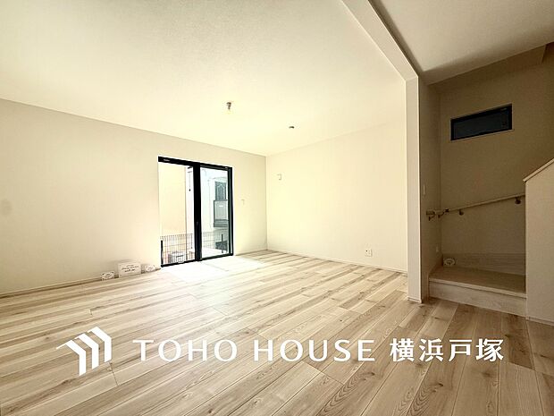 【Living room】柔らかな色合いのフローリングと清潔感の溢れるクロスが明るい空間を創り出しているリビングダイニング。憩いの場に相応しく、ここで楽しむ家族の時間が絆をより深めてくれそうです。