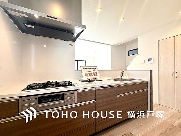 【Kitchen】手元の収納から、足元の収納までが全てスライド式で、奥のスペースまで有効に活用できます。奥まで上から見渡せるので、たまにしか使わない調理器具もサッと取出せます。