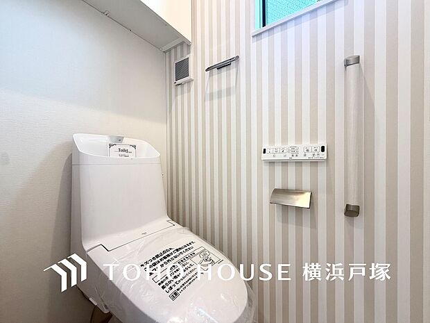 【Toilet】いつまでも清潔な空間であって頂けますように、汚れをふき取り易いフロアと壁紙をチョイス致しました。