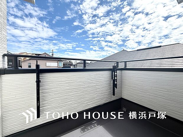 【Balcony】広いバルコニーは暮らしの中で光と風を演出してくれています。見事なまでの開放的な空間をお楽しみ下さい。
