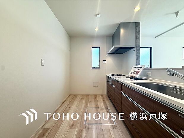 【Kitchen】ご家族みんなで調理ができる位のスペースを実現したキッチン空間となっております。みんなで作った料理を召し上がりながらの会話は、どのような物になるのでしょうか。