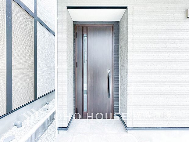 【Entrance】清潔感溢れる玄関の本邸宅は、訪れる者すべてを「安らぎ」と「充実」で包み込みます。(写真5号棟)