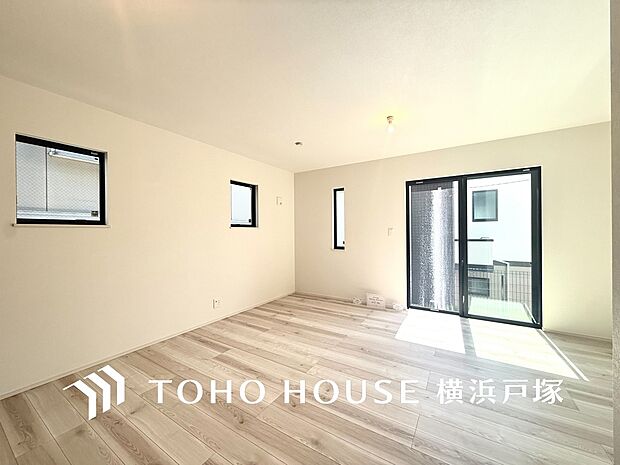 【Living room】柔らかな色合いと清潔感の溢れるクロスが明るい空間を創り出しているリビングダイニング。憩いの場に相応しく、ここで楽しむ家族の時間が絆をより深めてくれそうです。