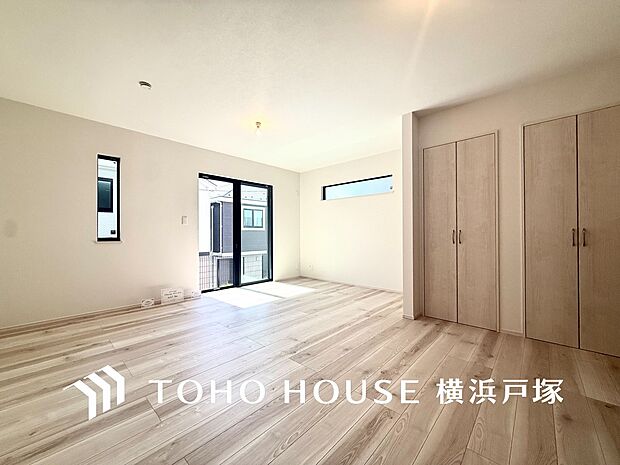【Living room】家族と過ごすひと時を溢れる光が優しく包み込むリビング。家族とともに、心穏やかに過ごすひととき。家族との時間、自分の時間を大切にできる空間がここにあります。