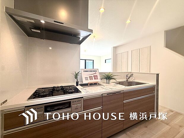 【Kitchen】手元の収納から、足元の収納までが全てスライド式で、奥のスペースまで有効に活用できます。