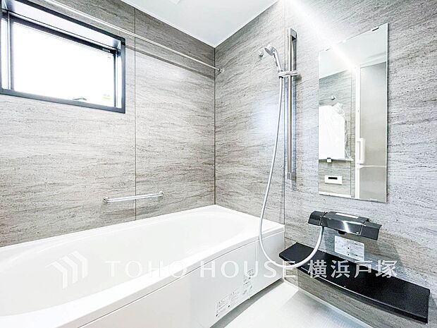 【Bathroom】リラックスできるよう優しいカラーをチョイスしました。時を忘れるほどのんびりできる空間に。(写真5号棟)
