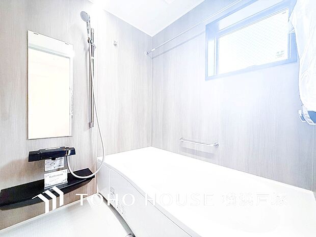 【Bathroom】リラックスできるよう優しいカラーをチョイスしました。時を忘れるほどのんびりできる空間に。