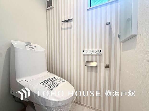 【Toilet】いつまでも清潔な空間であって頂けますように、汚れをふき取り易いフロアと壁紙をチョイス致しました。