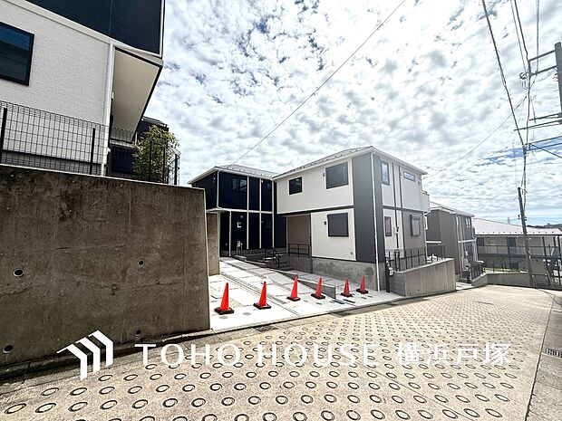 【Frontal road】周辺に建ち並ぶ邸宅も、それぞれに個性がありながらも全体的に瀟洒な雰囲気を醸し出している邸宅街の一角。