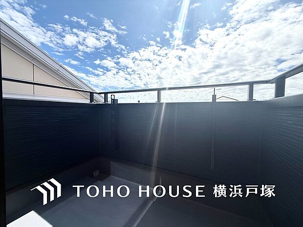【Balcony】気持ちのいい空が見渡せる広いバルコニー。爽やかな風を感じて、心躍る素敵な暮らしがはじまります。
