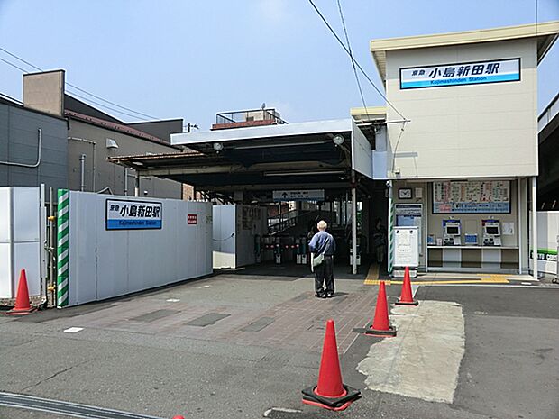 ブルーラインにて「横浜」駅まで乗車約7分、「新横浜」駅まで乗車約4分。
