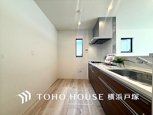 【Kitchen】ご家族みんなで調理ができる位のスペースを実現したキッチン空間となっております。