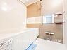 浴室：【Bathroom】掃除のしやすさ・収納の便利さなど、おふろを使う人、お手入れする人、みんなにとっての「しあわせ性能」を追求したバスルームを採用いたしました。