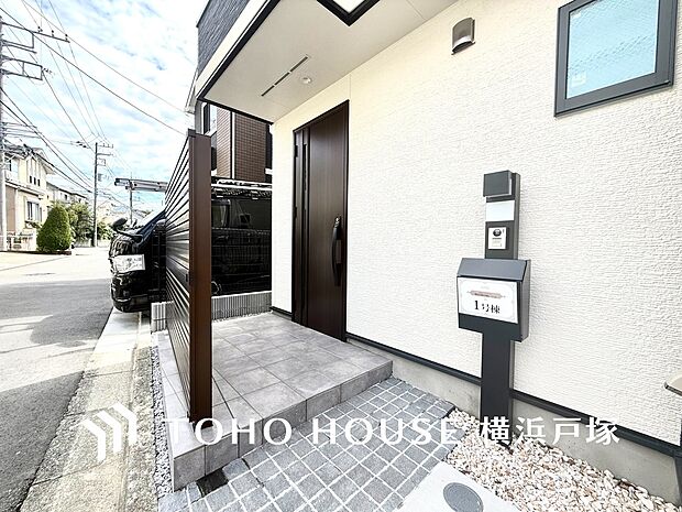 【Entrance】居住者の帰り、訪れる方を優しく迎え、安らぎに満ちた生活空間を予感させる。健やかな暮らしを楽しめそう。