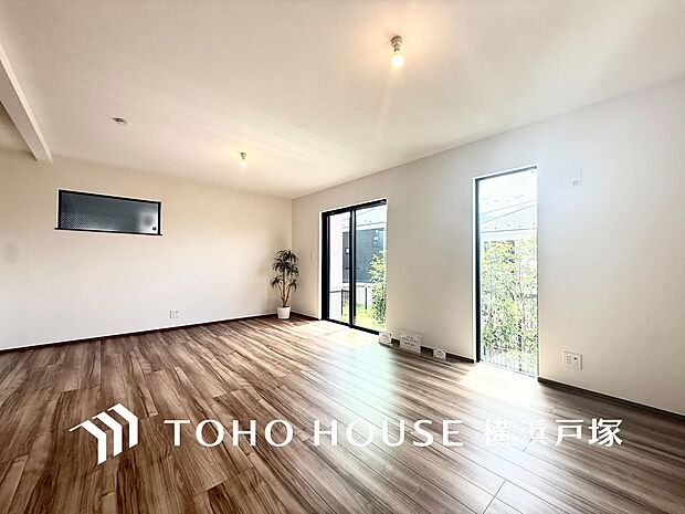 【Living room】一日の中で多くの時間を過すことになる住まいだからこそ、いつも穏やかな空間であるように心掛けています。構成する建材などへの配慮が、住まう方の健康を守ります。