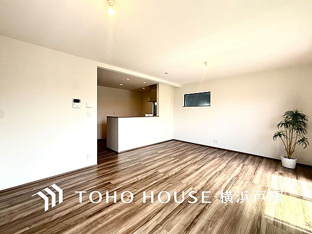【Living room】柔らかな色合いのフローリングと清潔感の溢れるクロスが明るい空間を創り出しているリビングダイニング。憩いの場に相応しく、ここで楽しむ家族の時間が絆をより深めてくれそうです。