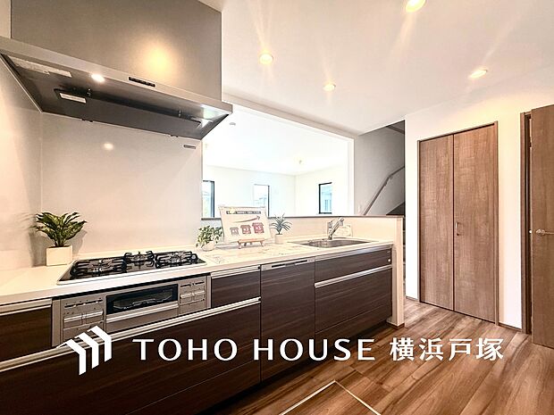 【Kitchen】手元の収納から、足元の収納までが全てスライド式で、奥のスペースまで有効に活用できます。奥まで上から見渡せるので、たまにしか使わない調理器具もサッと取出せます。
