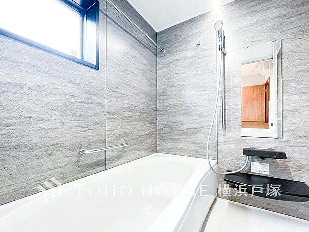 【Bathroom】リラックスできるよう優しいカラーをチョイスしました。時を忘れるほどのんびりできる空間に。