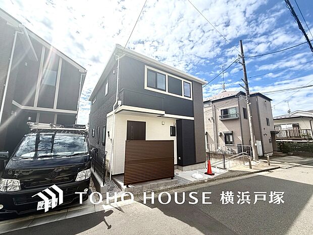 【Frontal road】周辺に建ち並ぶ邸宅も、それぞれに個性がありながらも全体的に瀟洒な雰囲気を醸し出している邸宅街の一角。