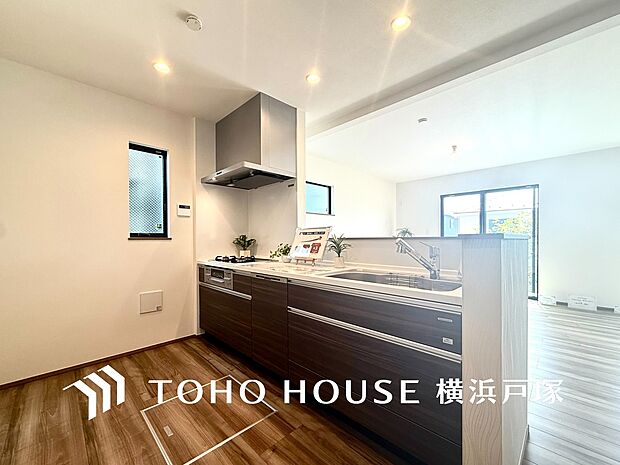【Kitchen】ご家族みんなで調理ができる位のスペースを実現したキッチン空間となっております。みんなで作った料理を召し上がりながらの会話は、どのような物になるのでしょうか。