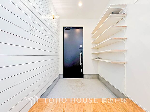 【Entrance】居住者の帰り、訪れる方を優しく迎え、やすらぎに満ちた生活空間を予感させる。健やかな暮らしを楽しめそう。