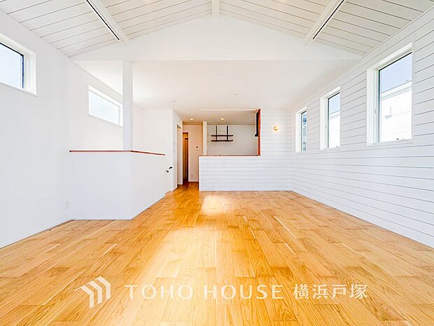 【Living room】家族と過ごすひと時を溢れる光が優しく包み込むリビングダイニング。家族とともに、心穏やかに過ごすひととき。家族との時間、自分の時間を大切にできる空間がここにあります。