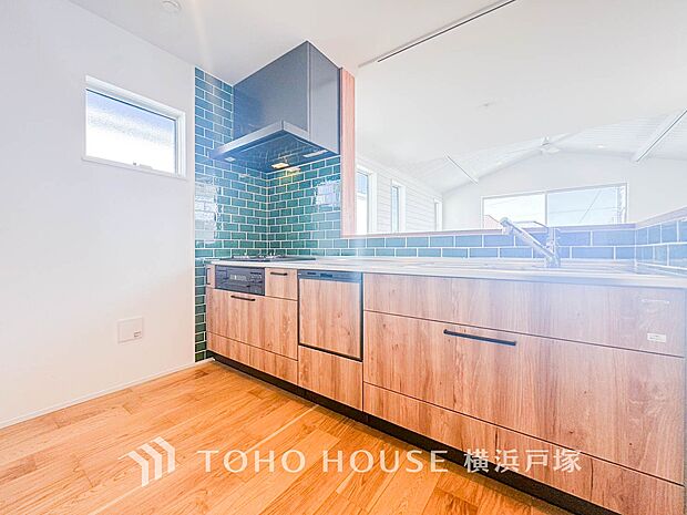 【Kitchen】家事動線やリビングとのつながりに配慮し、食事の準備や片付けなどの家事を楽しくするキッチンスペースに仕上げました。毎日使う場所だから気持よく使えて、居心地の良い空間に。