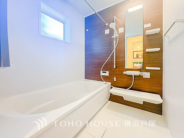 【Bathroom】快適な使い心地とゆとりある空間が1日の疲れを解きほぐすバスルーム。空間も浴槽ものびのび使えるゆとり設計。広く感じるゆとり設計で快適なリラックスタイムを過ごせます。
